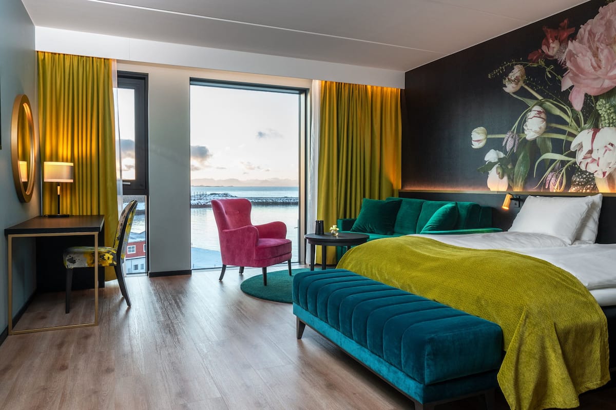 Business Room, Non Smoking | Minibar, in-room safe, desk, laptop workspace