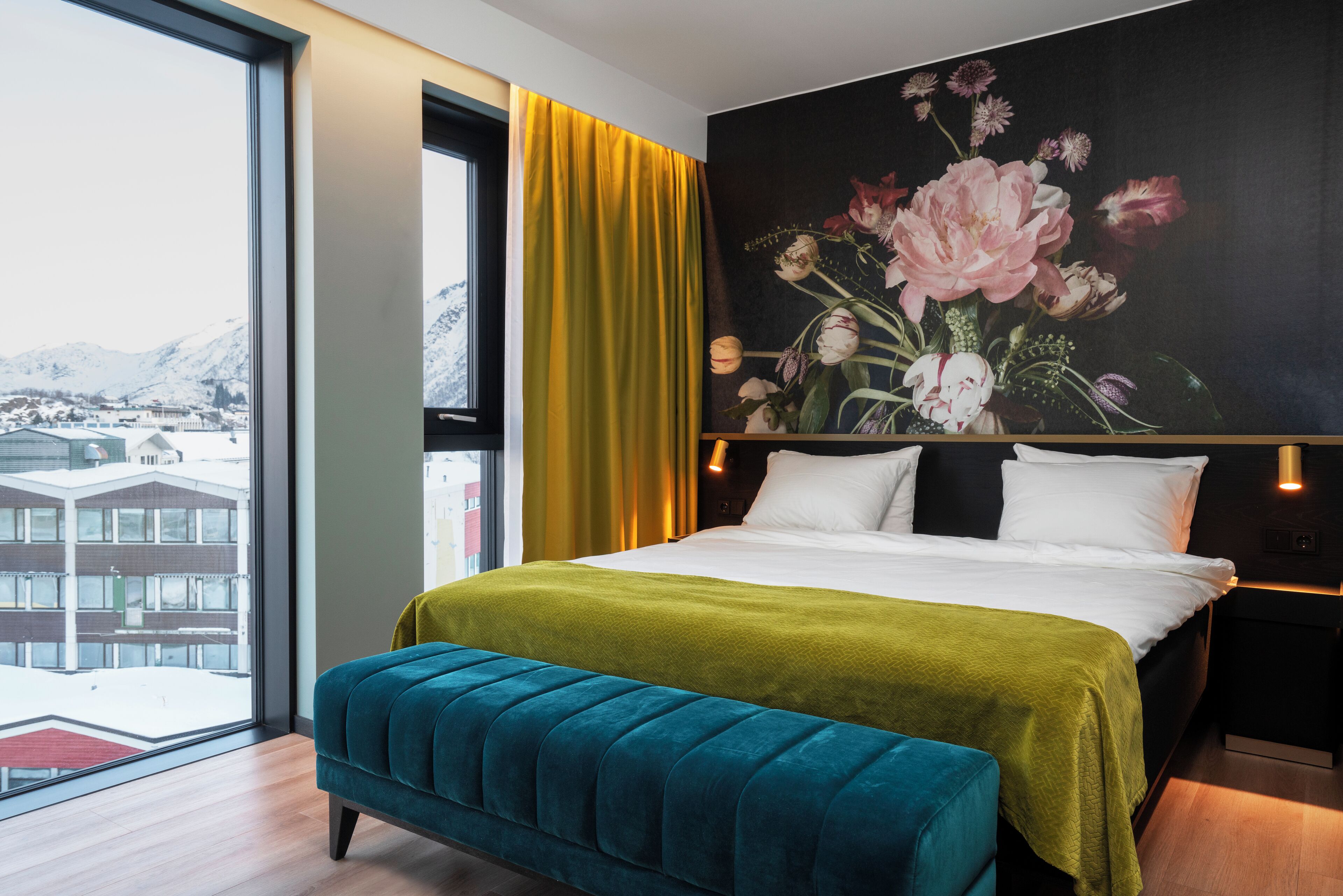 suite, non smoking | minibar, in-room safe, desk, laptop workspace