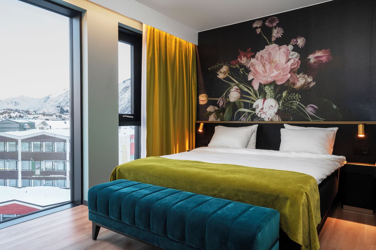 suite, non smoking | minibar, in-room safe, desk, laptop workspace