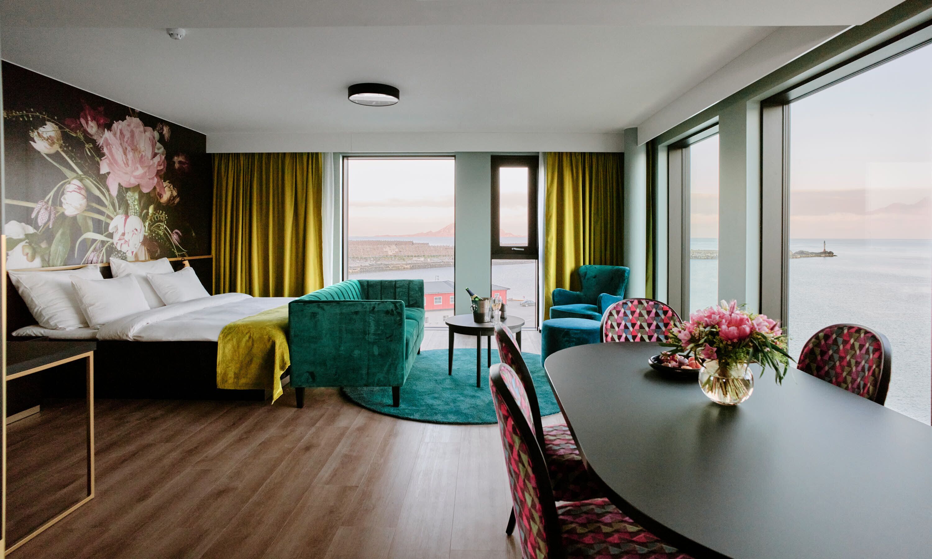 Suite Junior, non-fumeurs | Minibar, coffres-forts dans les chambres, bureau