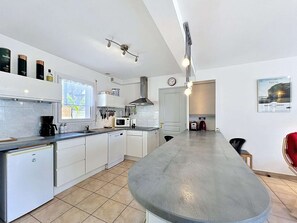Fridge, dishwasher, toaster, cookware/dishes/utensils