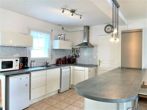 Réfrigérateur, micro-ondes, lave-vaisselle, grille-pain