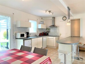 Réfrigérateur, micro-ondes, lave-vaisselle, grille-pain