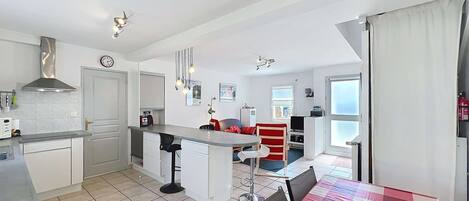 Kjøleskap, oppvaskmaskin, brødrister og kjøkkenutstyr