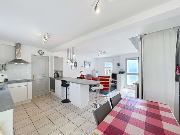 Fridge, dishwasher, toaster, cookware/dishes/utensils