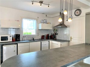 Fridge, microwave, dishwasher, toaster - Quiberon - 4 rooms house - 77m² - quiet area (QUIBERON)