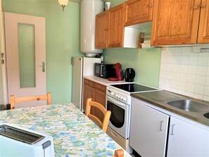Kühlschrank, Toaster, Kochgeschirr/Geschirr/Besteck