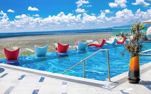 Una piscina al aire libre de temporada