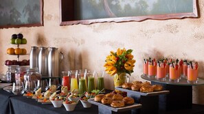 2 restaurantes; se sirven comidas y cenas