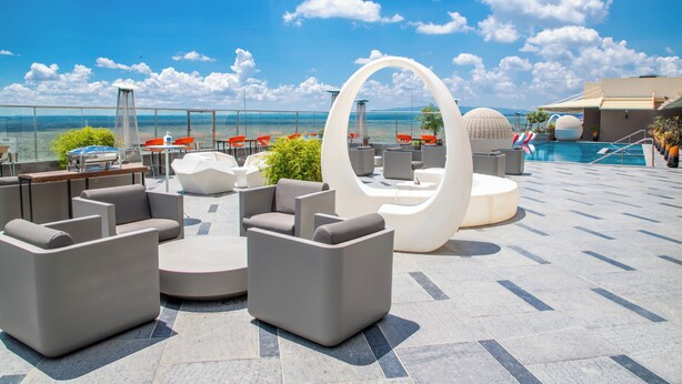 A rooftop lounge with outdoor seating, a pool, and a clear view of the ocean. - Emara Ole-sereni (Nairobi)