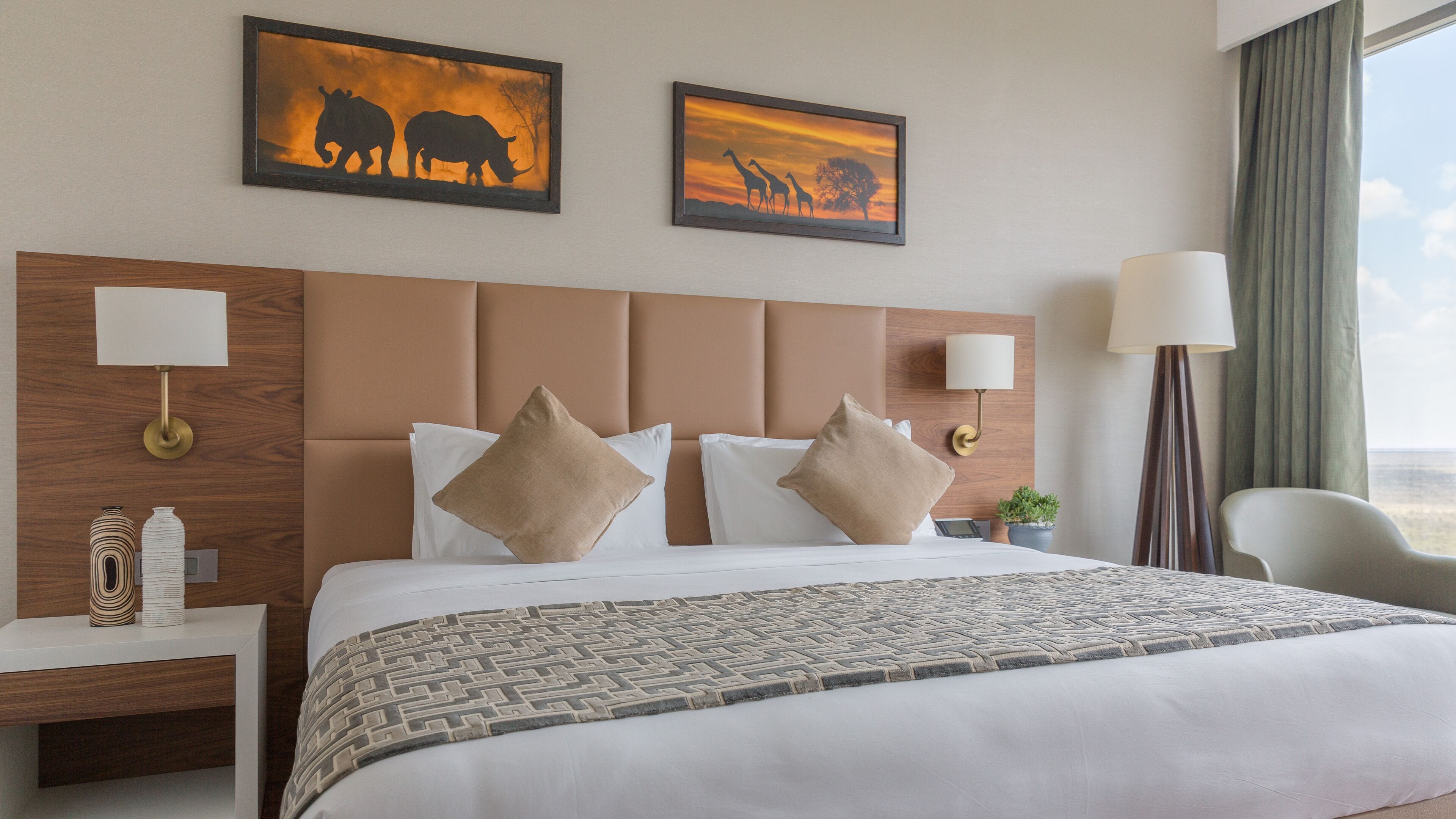 Roupas de cama premium, frigobar, cofres nos quartos