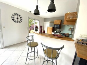 Fridge, dishwasher, toaster, cookware/dishes/utensils