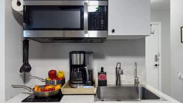 Kühlschrank, Mikrowelle, Wasserkocher mit Kaffee-/Teezubehör