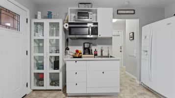 Kühlschrank, Mikrowelle, Wasserkocher mit Kaffee-/Teezubehör