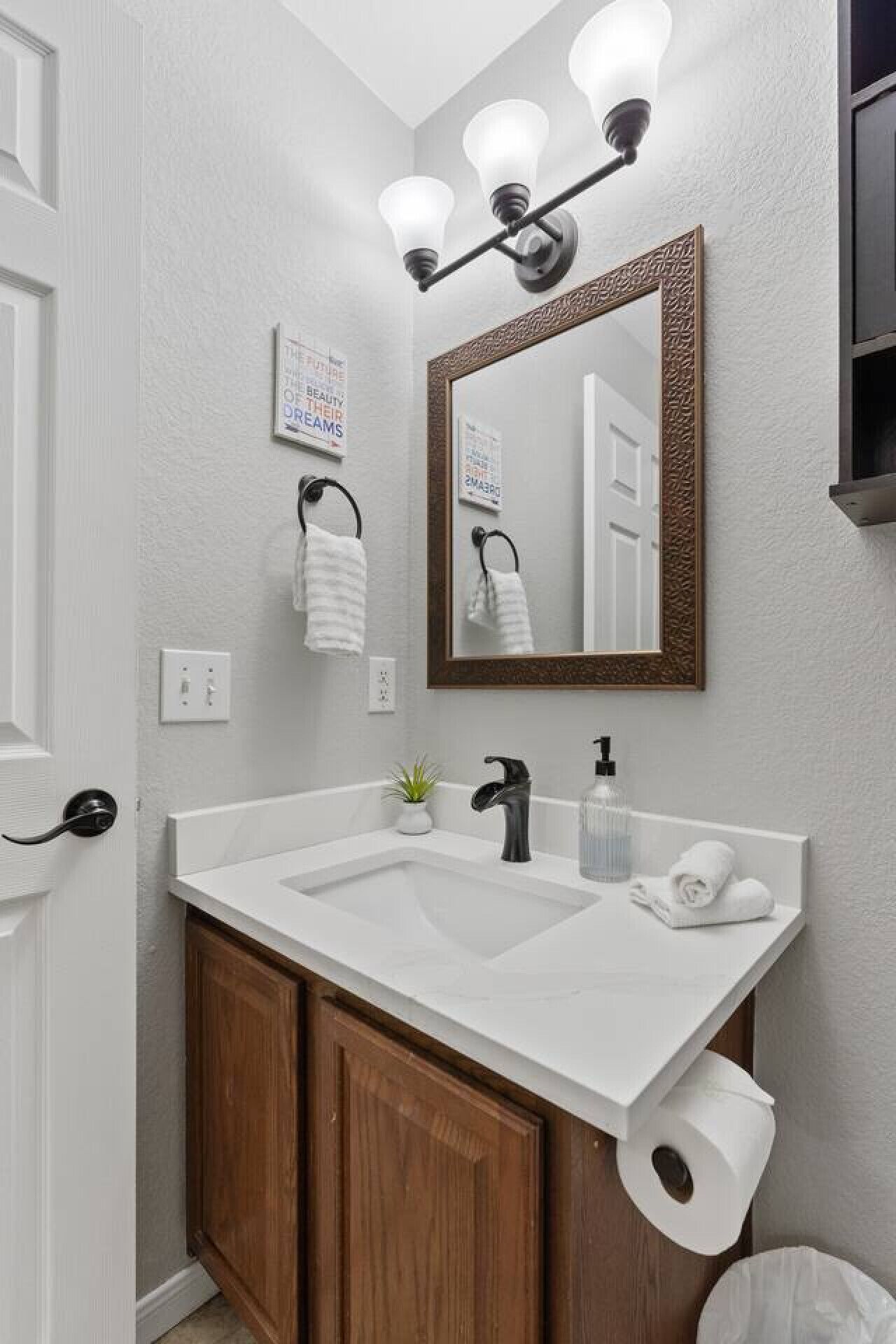 Combined shower/tub, hair dryer, towels