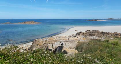 House with large garden ideally located 5 minutes walk from Trestel beach