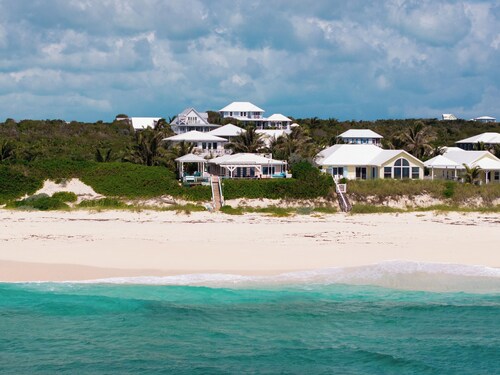 Leapin' Lizards - Enjoy the enchanting ocean-side estate of Leapin' Lizards!