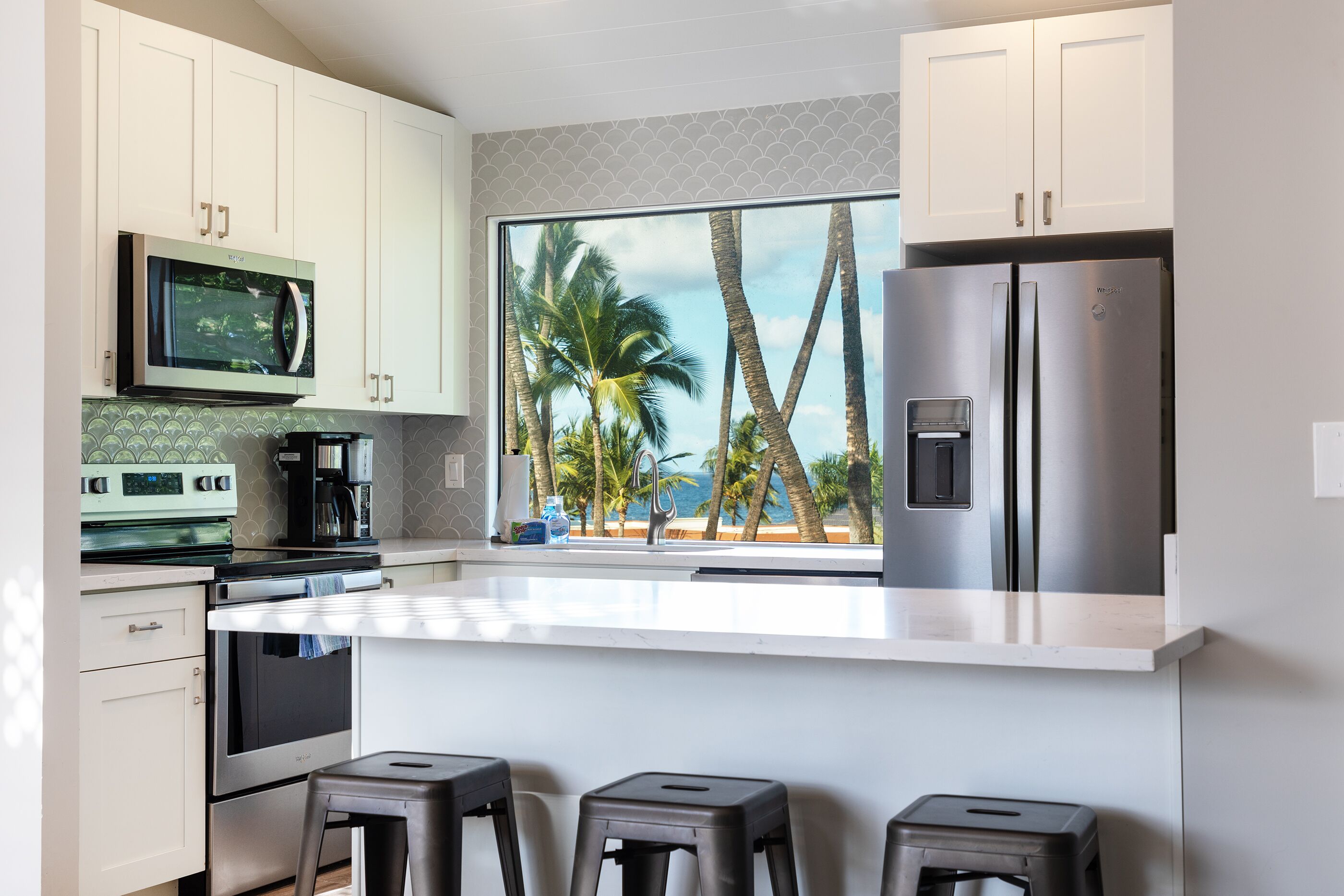 REMODELED-LARGE LANAI-RESORT LIVING-AC-OCEAN VIEWS-METICULOUS CLEANING