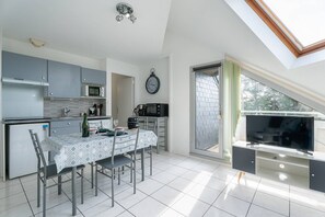 Fridge, toaster, cookware/dishes/utensils