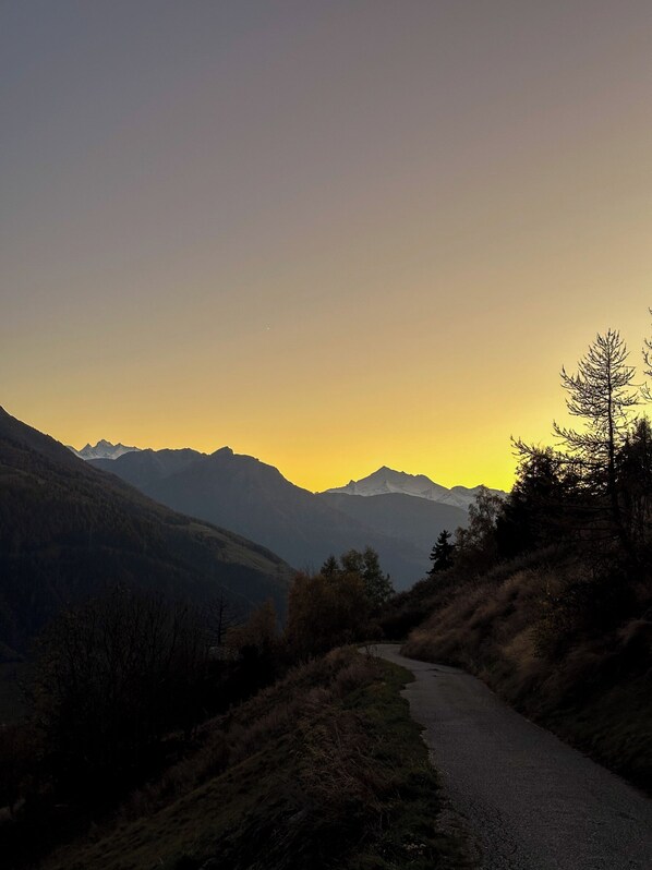 Een bergweg met heldere lucht en verre bergen.