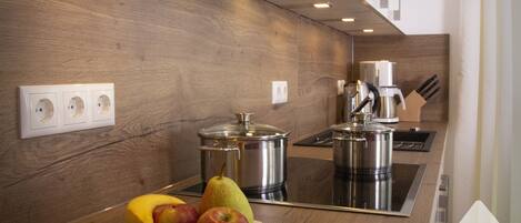 Réfrigérateur, four, plaque de cuisson, lave-vaisselle