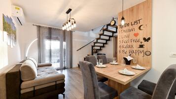 Villa, 3 Bedrooms, Private Pool, Mountain View | In-room dining