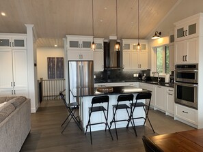 Fridge, microwave, oven, stovetop - Private vacation home (Cardiff)