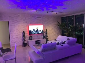 Smart-TV, Kamin, Arbeitsbereiche