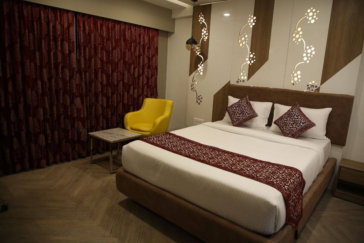 Deluxe Double Room | Desk, laptop workspace, blackout drapes, soundproofing