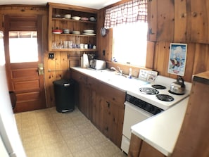 Fridge, microwave, oven, stovetop - Cozy Cottage Near Rock Harbor (2223) (Orleans)