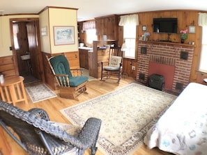 TV - Cozy Cottage Near Rock Harbor (2223) (Orleans)