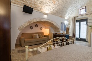 Apartment | Living room | 32-inch flat-screen TV with cable channels, TV - Ostuneon 900 (Ostuni)