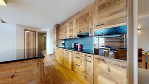 Kühlschrank, Mikrowelle, Ofen, Geschirrspüler