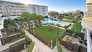 A hotel courtyard with a swimming pool, palm trees, and a well-maintained lawn. - 2 ROOMS, IN LUXURY RESIDENCE, SWIMMING POOL, AIR CONDITIONING, BY THE SEA (Antibes)