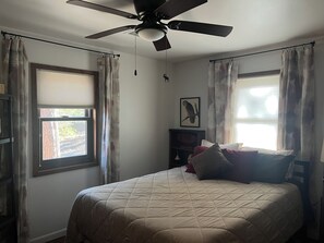 3 bedrooms, desk, free WiFi, bed sheets - Mountain retreat with close proximity to lake and town square (Prescott)
