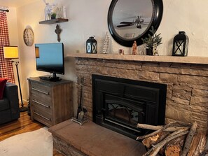 Smart TV, fireplace - Mountain retreat with close proximity to lake and town square (Prescott)