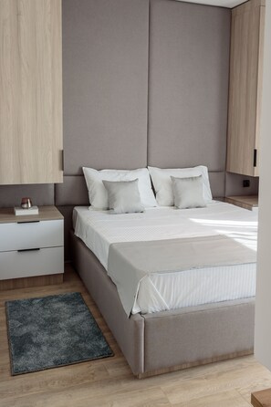 2 Schlafzimmer, Schreibtisch, Bügeleisen/Bügelbrett, Reisekinderbett