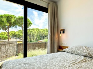 3 chambres, fer et planche à repasser, lit de bébé portatif