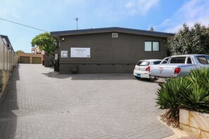 A motel with a sign indicating room numbers 14-21 and a reception at the front. - THE Tide Scarborough (Perth)