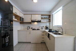Jääkaappi, mikroaaltouuni, uuni, liesi