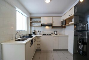 Refrigerador, microondas, horno, placa de cocina