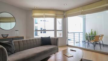 Televisión, estéreo, oficina