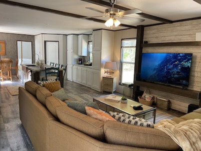 Lake Texoma wooded retreat near Marina Del Rey