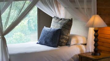 15 bedrooms, desk, internet, bed sheets