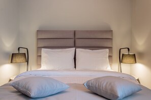 2 chambres, bureau, fer et planche à repasser, lit parapluie