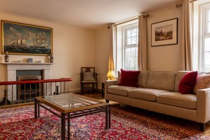 Smart TV - Secluded Farmhouse set in 300 acres, sleeps 11 comfortably, and up to 14 people. (Battle)