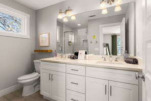 Tina, secadora de cabello, toallas