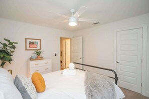 3 habitaciones, tabla de planchar con plancha, wifi y ropa de cama