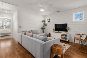 3 habitaciones, tabla de planchar con plancha, wifi y ropa de cama