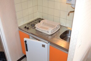 Réfrigérateur, micro-ondes, batterie de cuisine, vaisselle et ustensiles